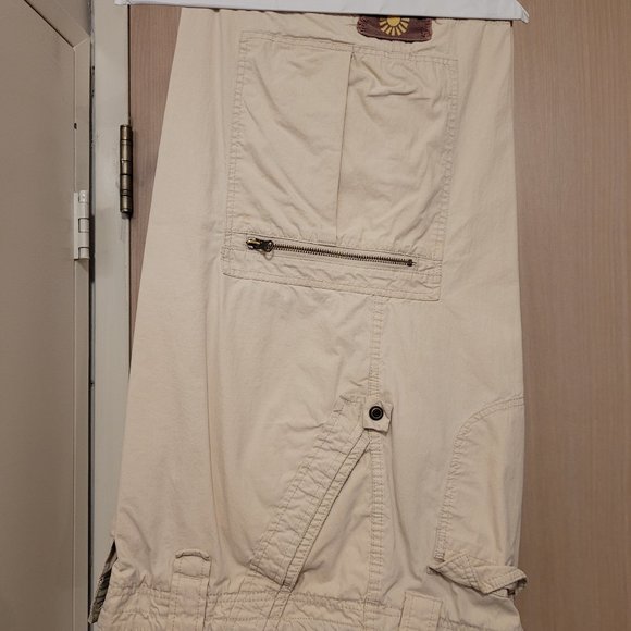 GENTLY USED GUESS CARGO SHORTS, SIZE 36!!! - Picture 5 of 5